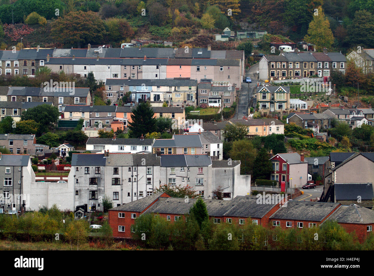 Abertillery à Ebbw Fach Valley dans Blaenau Gwent, Galles du Sud,UK un salon avec terrasse maisons,Tesco etc. Banque D'Images