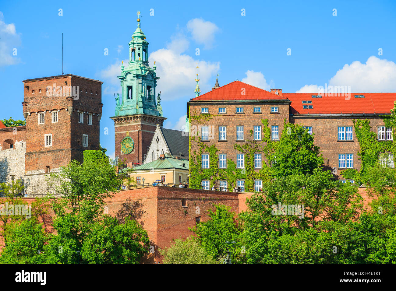 Bâtiments de Château Royal de Wawel sur journée ensoleillée à Cracovie, Pologne Banque D'Images