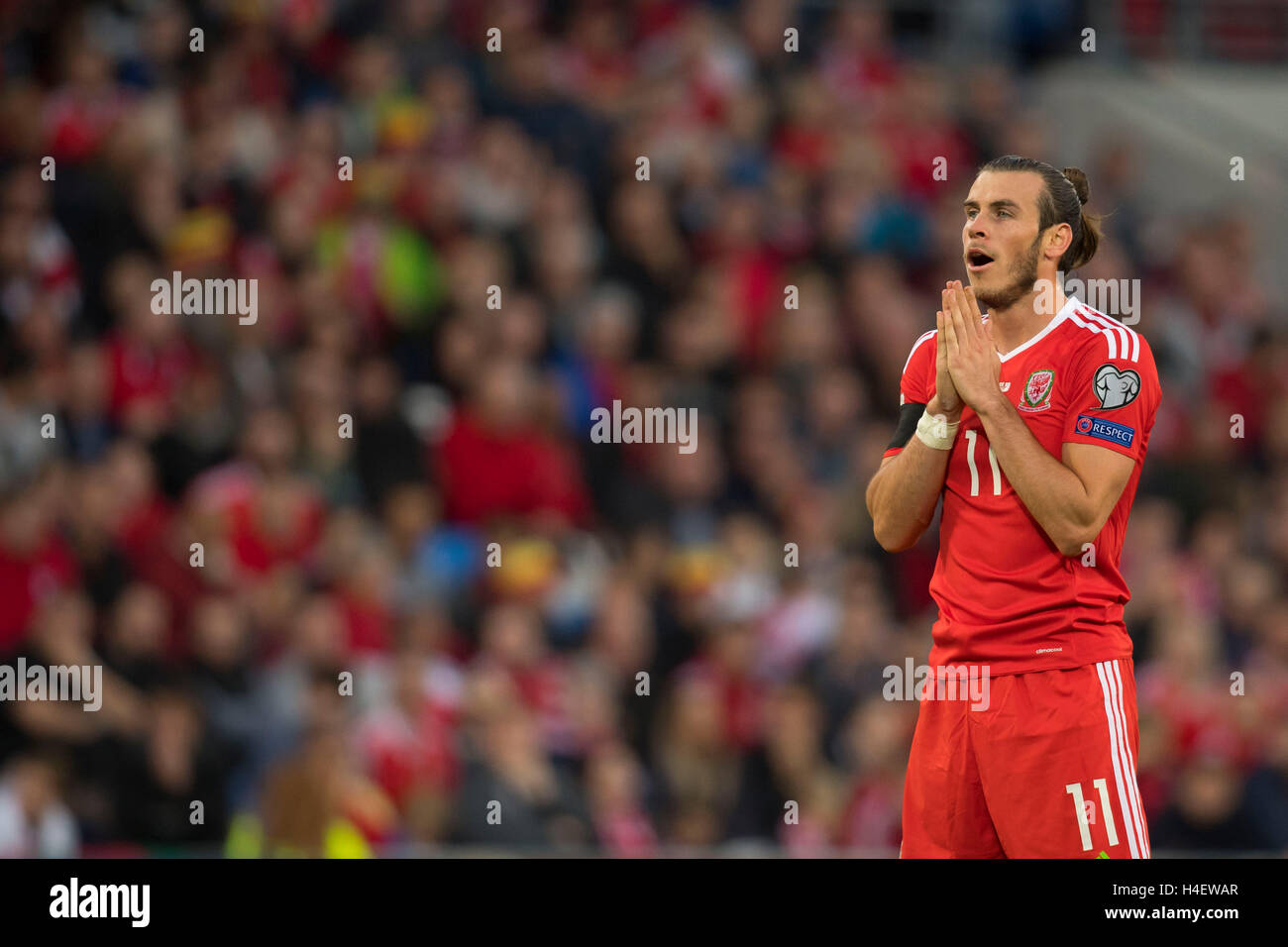 Footballeur galles Gareth Bale a l'air triste et montre sa frustration après avoir raté une tentative de but tout en jouant de la Géorgie. Banque D'Images