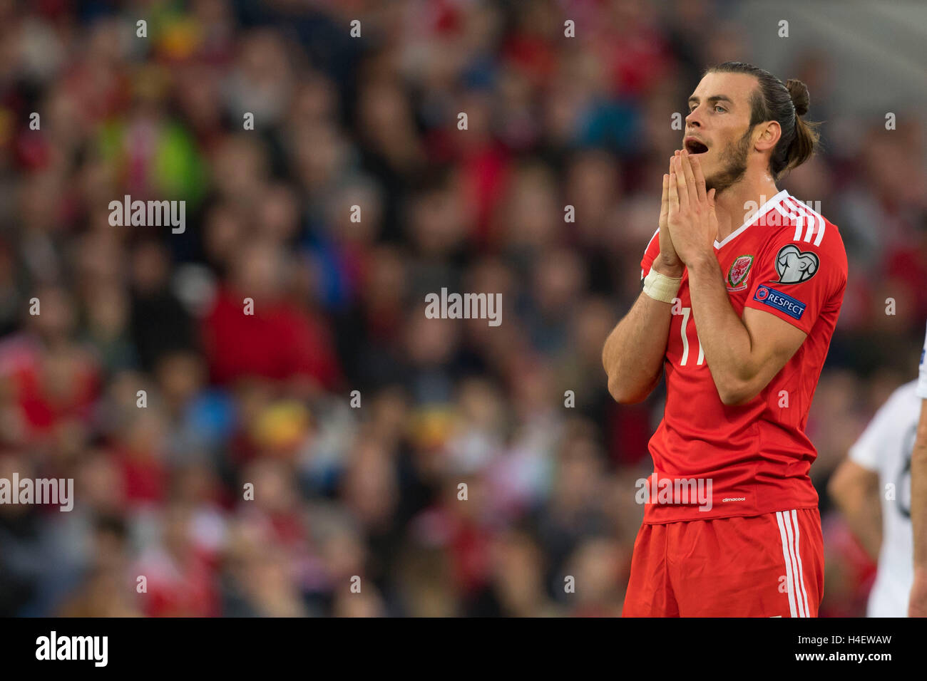 Footballeur galles Gareth Bale a l'air triste et montre sa frustration après avoir raté une tentative de but tout en jouant de la Géorgie. Banque D'Images