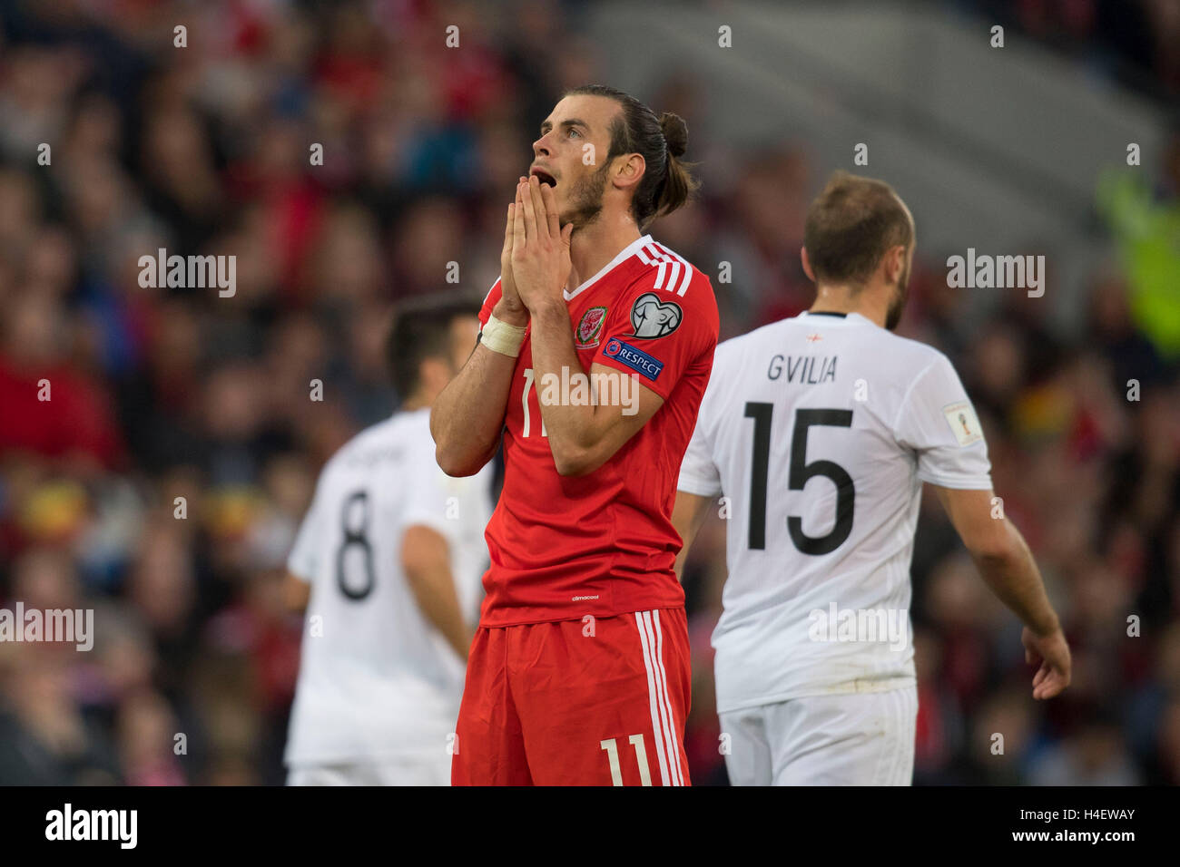 Footballeur galles Gareth Bale a l'air triste et montre sa frustration après avoir raté une tentative de but tout en jouant de la Géorgie. Banque D'Images