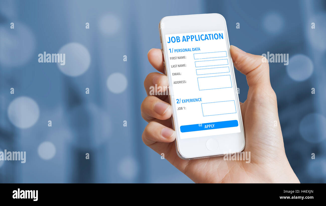 Demande d'emploi en ligne sur téléphone mobile avec quartier des affaires en arrière-plan Banque D'Images