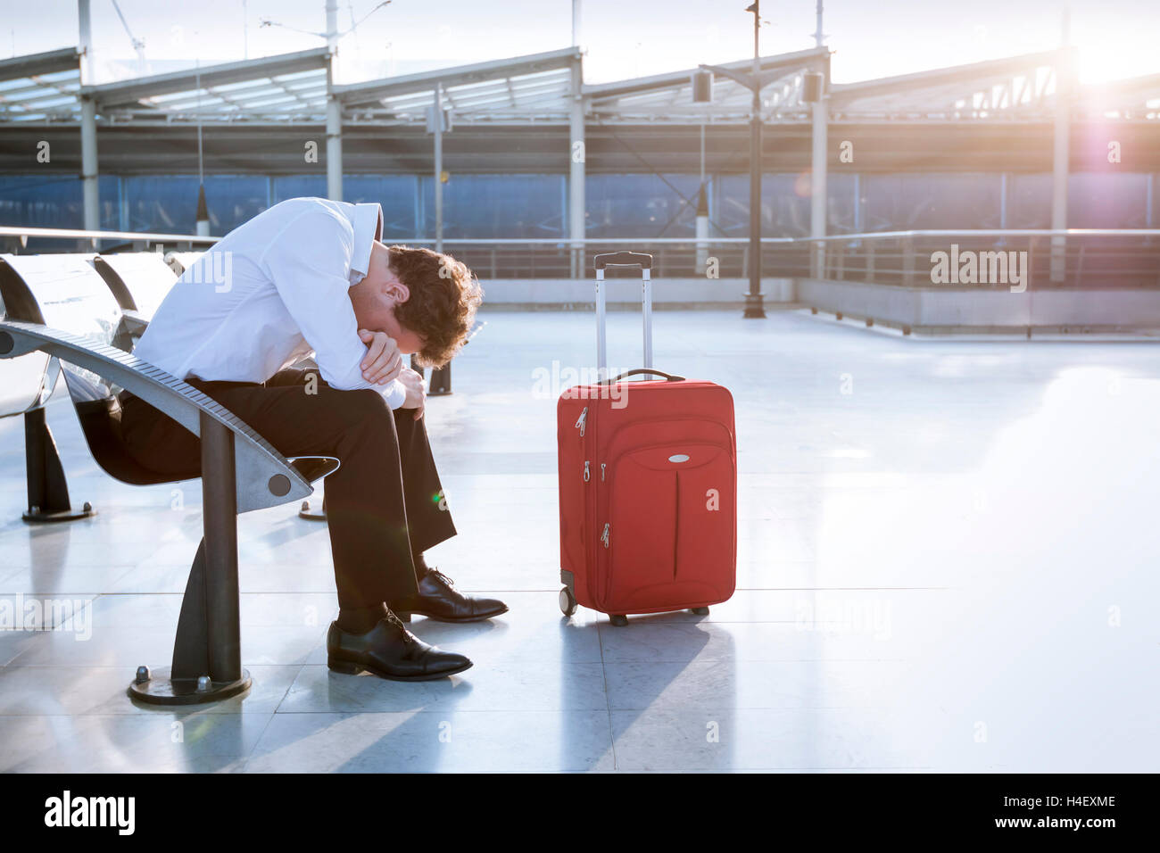 Voyageur à l'aéroport d'attente déprimé après les retards et annulations de vols Banque D'Images