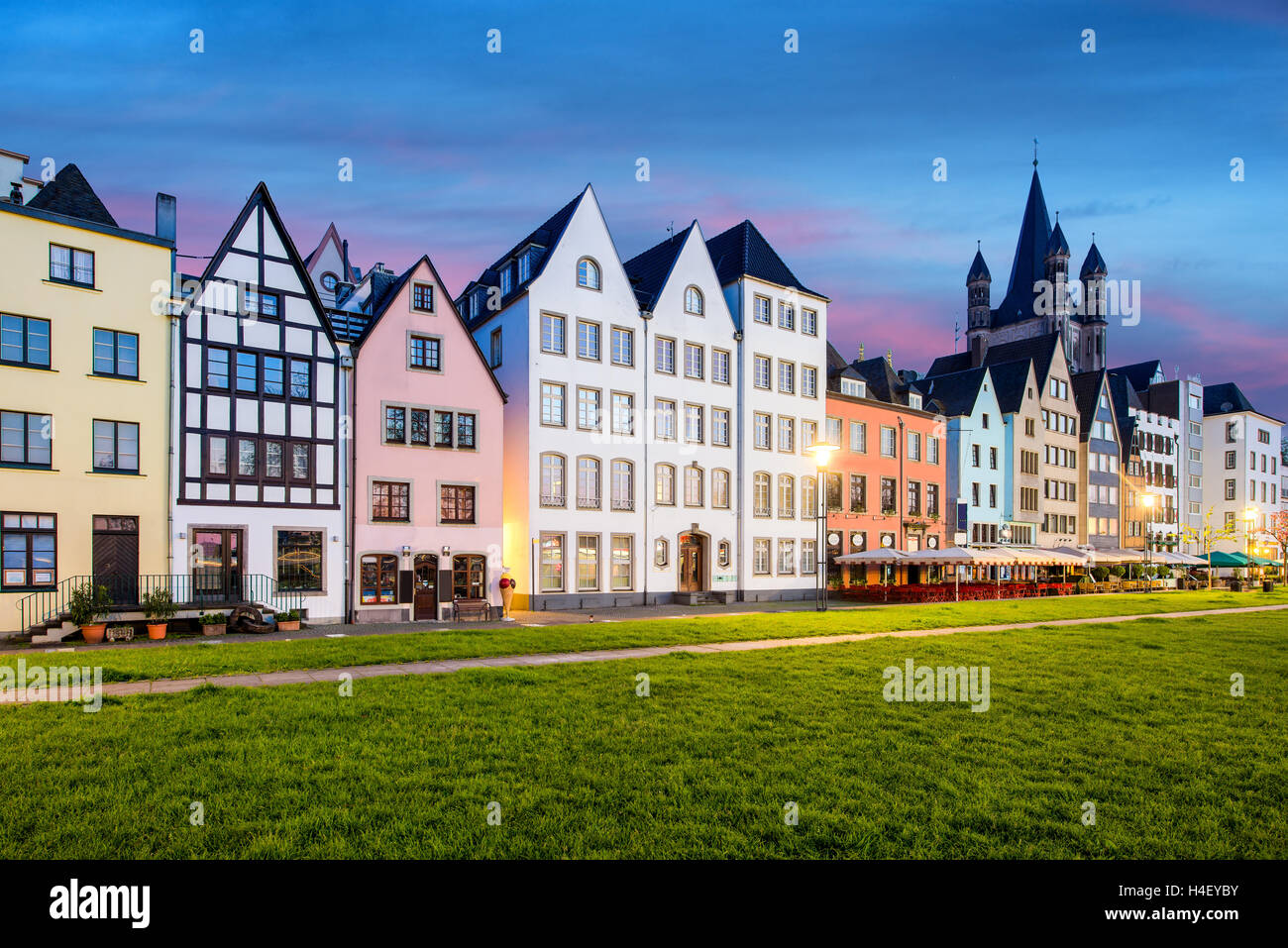 De nombreuses maisons colorées de Cologne et le parc au crépuscule à Cologne, Allemagne. Banque D'Images De nombreuses maisons colorées de Cologne et le parc au crépuscule à Cologne, Allemagne. Banque D'Images