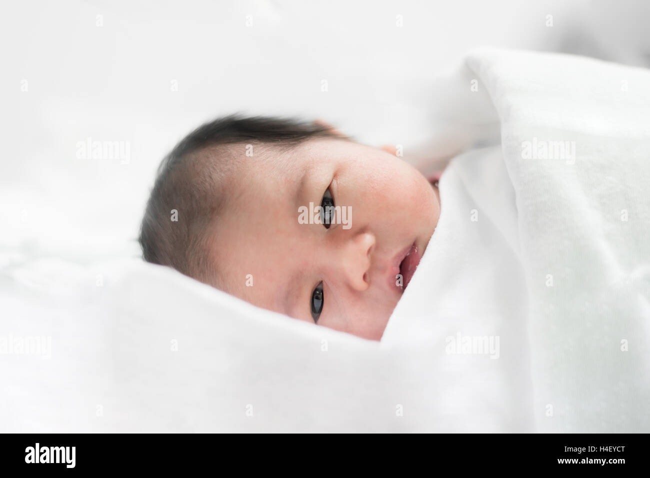 Asian newborn garçon endormi sur son lit blanc recouvert d'une couverture. Vieux garçon nouveau-né de deux jours. Banque D'Images