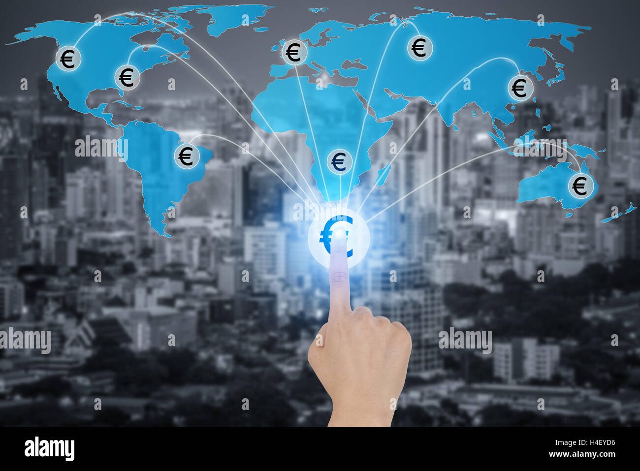 Appuyer sur la touche avec Euro Currency Symbols connectés en réseau, concept de la finance mondiale la liaison réseau. Banque D'Images