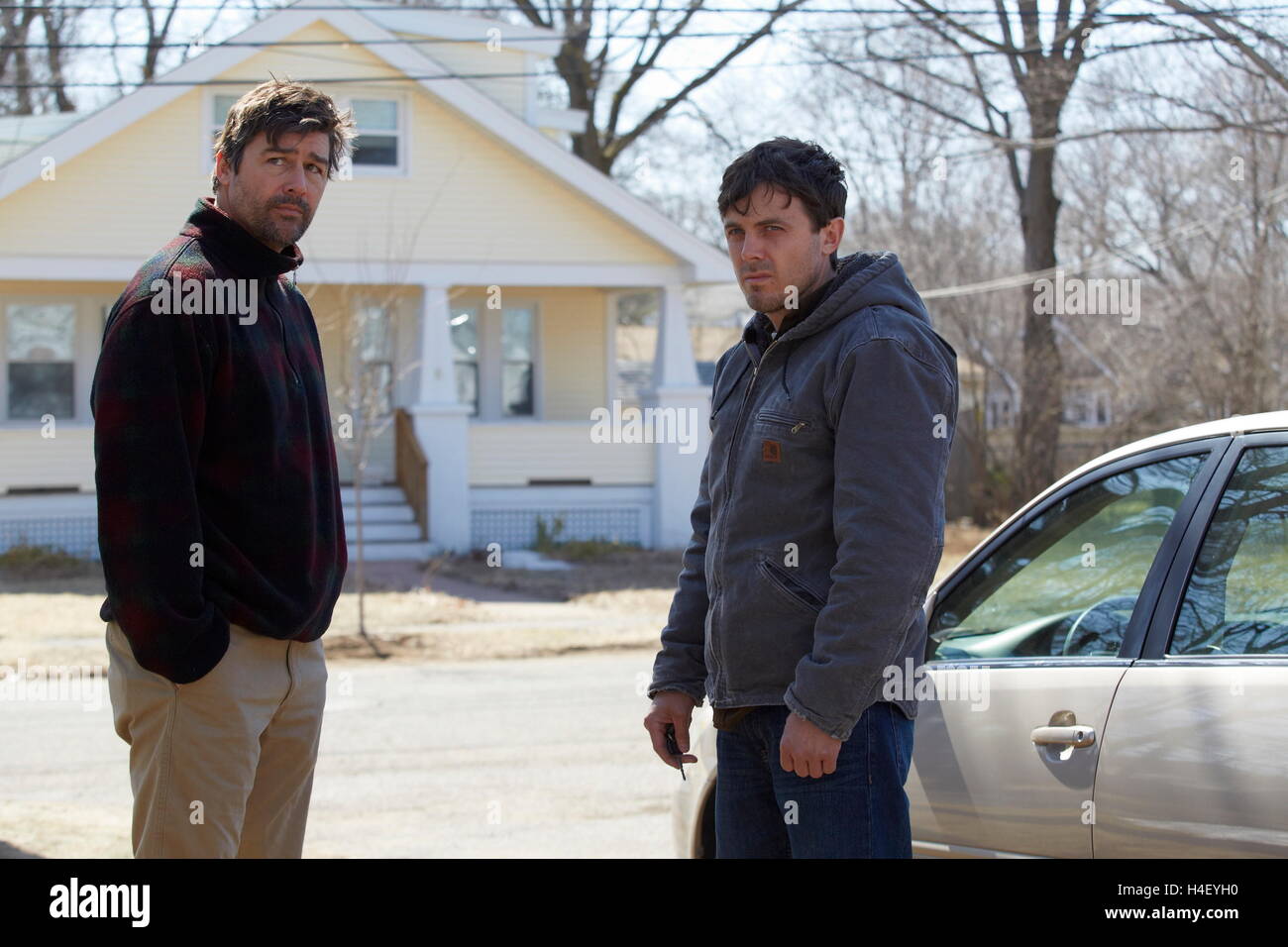 DATE DE SORTIE : Novembre 18, 2016 Title : Manchester par la mer STUDIO : Pearl Street Films Réalisateur : Kenneth Lonergan PLOT : un oncle est forcé de s'occuper de son neveu adolescent après le père du garçon meurt sur la photo : Kyle Chandler comme Joe Chandler, Casey Affleck comme Lee Chandler (Credit : c Pearl Street Films/images/) Banque D'Images