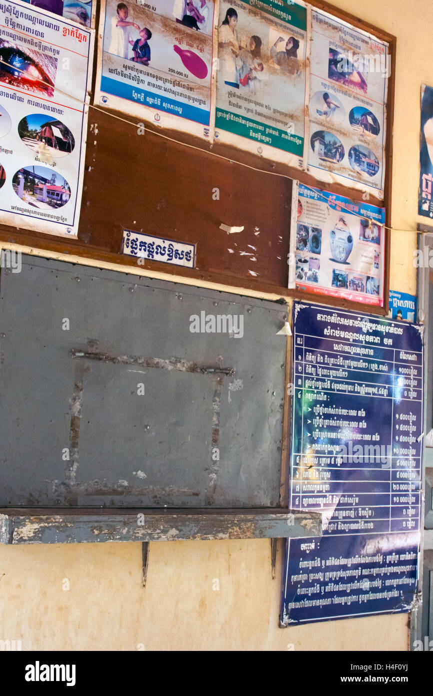 Les panneaux illustrant les problèmes de santé cambodgien s'affichent dans une clinique à Chork, village au Cambodge. Banque D'Images