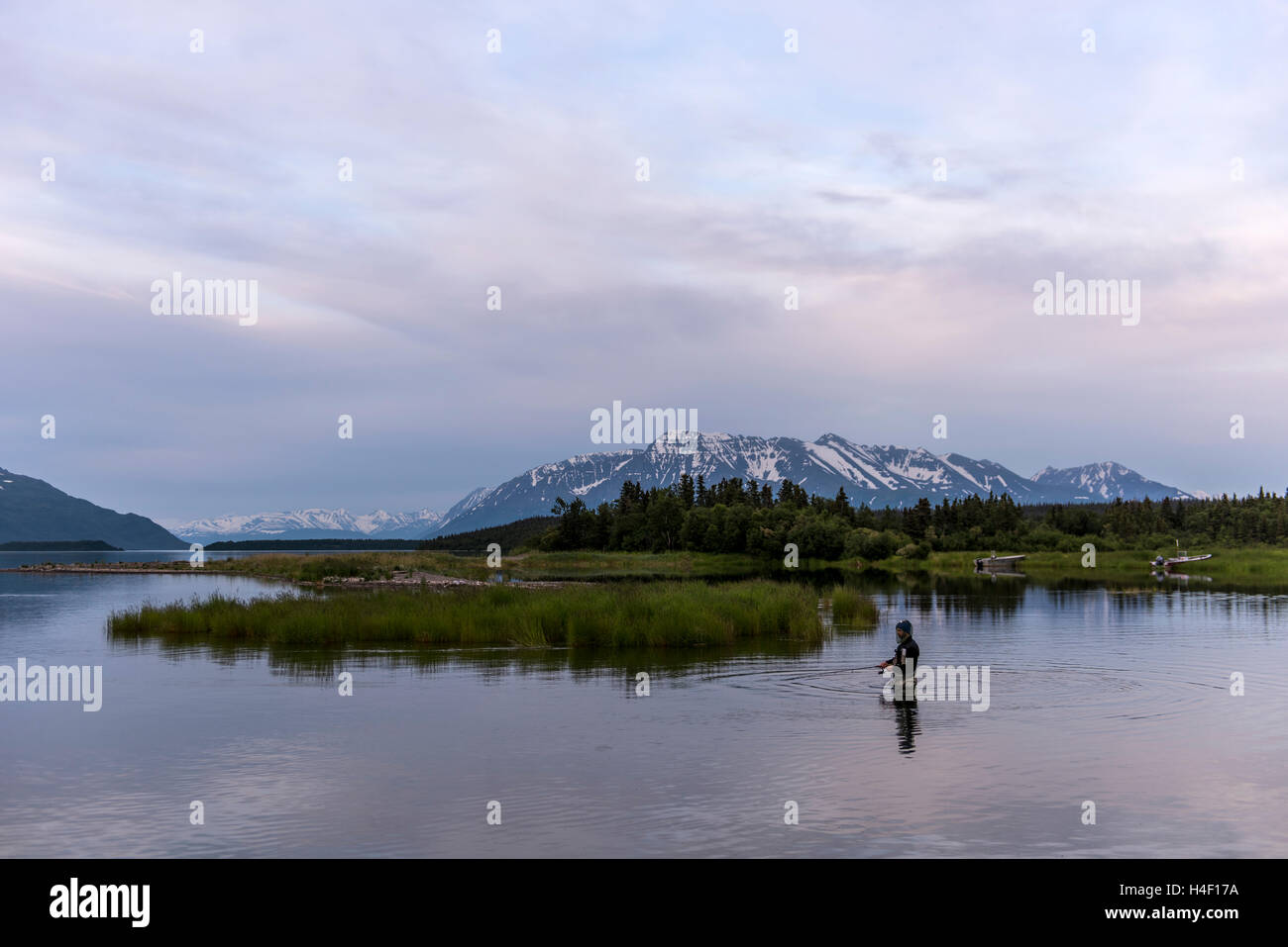 L'homme pêche avec canne à pêche, Katmai National Park, Alaska Banque D'Images
