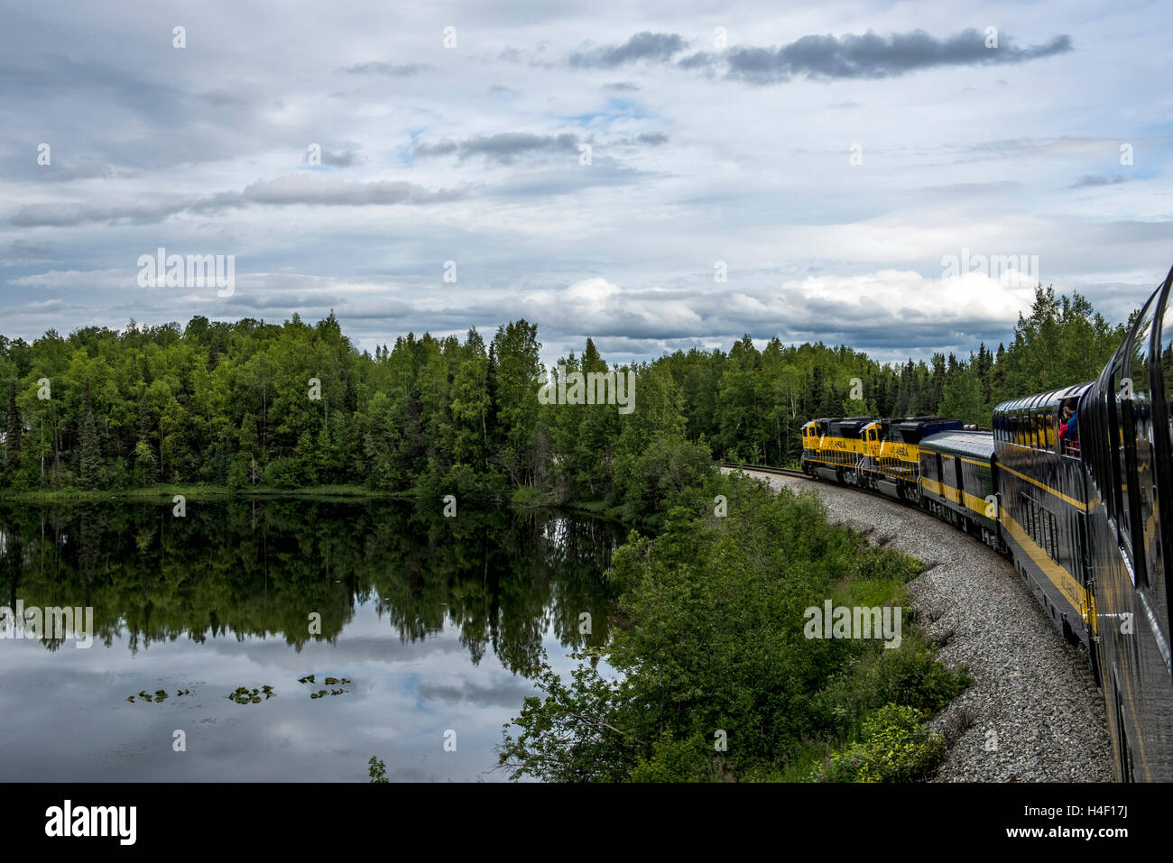 Chemins de fer de l'Alaska à travers forêts train Seward, Alaska Banque D'Images