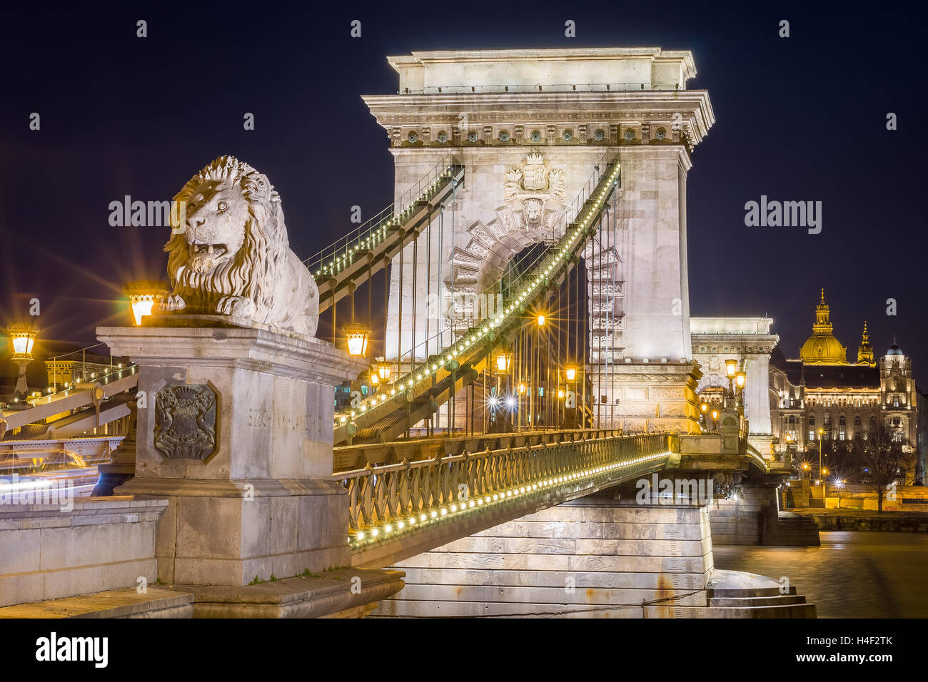 Vue de nuit sur la chaîne de Szechenyi Pont sur Danube et lion de pierre. La vie nocturne de Budapest, Hongrie. Banque D'Images