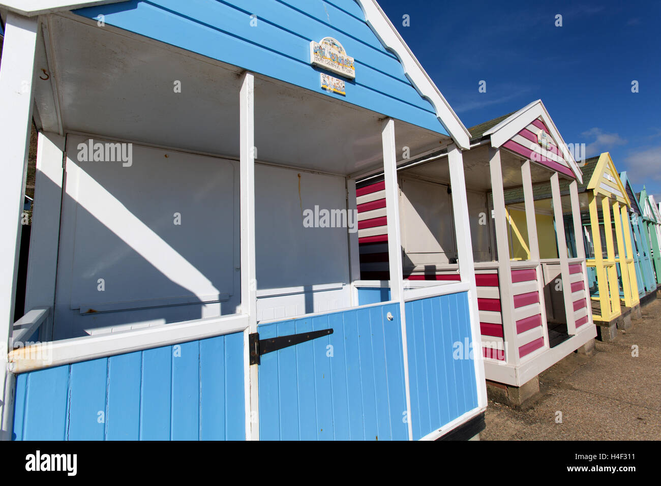 Ville de Southwold, en Angleterre. Vue pittoresque de cabines de plage peint de couleurs vives sur l'Southwold North Parade. Banque D'Images
