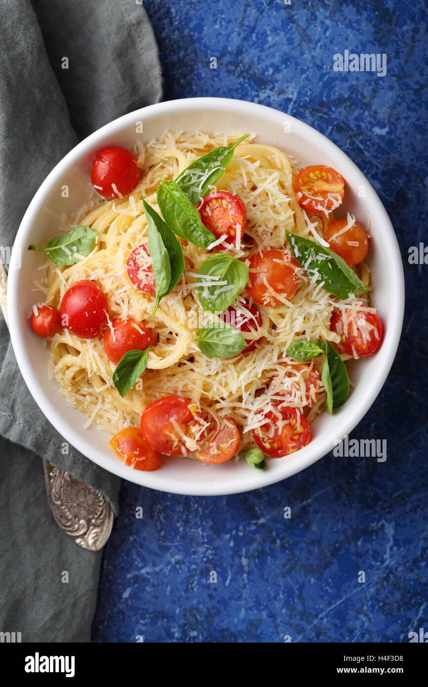 Spaghetti aux tomates et fromage, de l'alimentation vue d'en haut Banque D'Images
