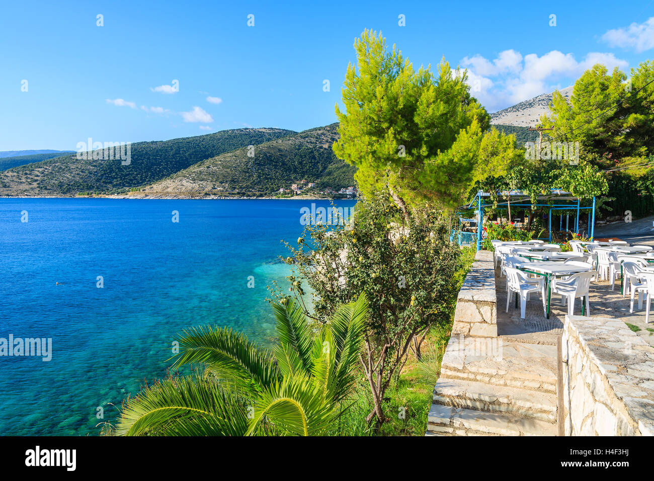 Restaurant taverne grecque sur la côte de l'île de Céphalonie à Agia Efimia, Grèce Banque D'Images