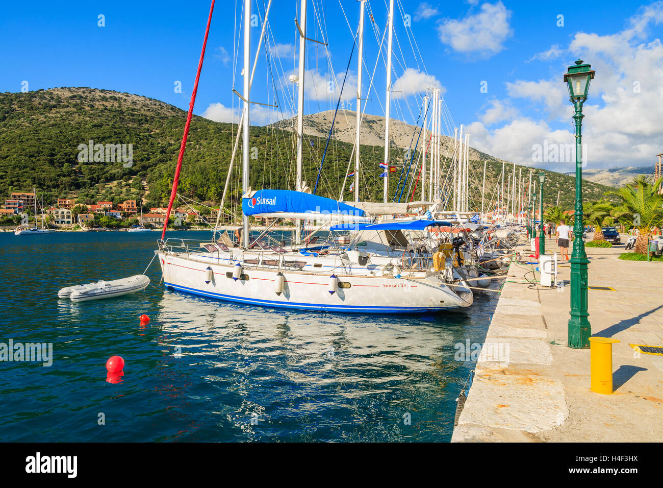PORT D'AGIA EFIMIA, l'île de Céphalonie - Sep 16, 2014 : location de voiliers d'amarre en port grec d''Agia Efimia sur la côte de l'île de Céphalonie. La voile est un sport très populaire sur les îles Grecs. Banque D'Images