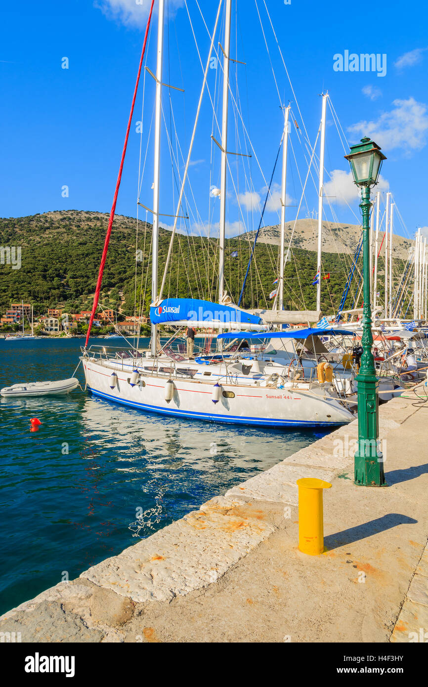 PORT D'AGIA EFIMIA, l'île de Céphalonie - Sep 16, 2014 : location de voiliers d'amarre en port grec d''Agia Efimia sur la côte de l'île de Céphalonie. La voile est un sport très populaire sur les îles Grecs. Banque D'Images