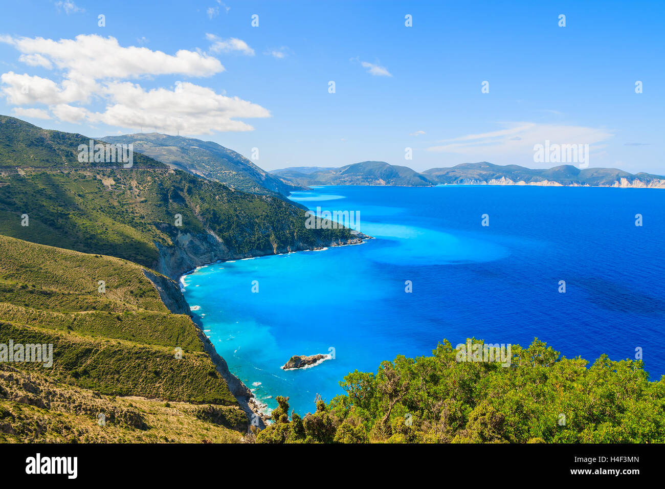 Bleu de la mer et les montagnes sur la côte de l'île de Céphalonie, près de la ville d'Assos, Grèce Banque D'Images
