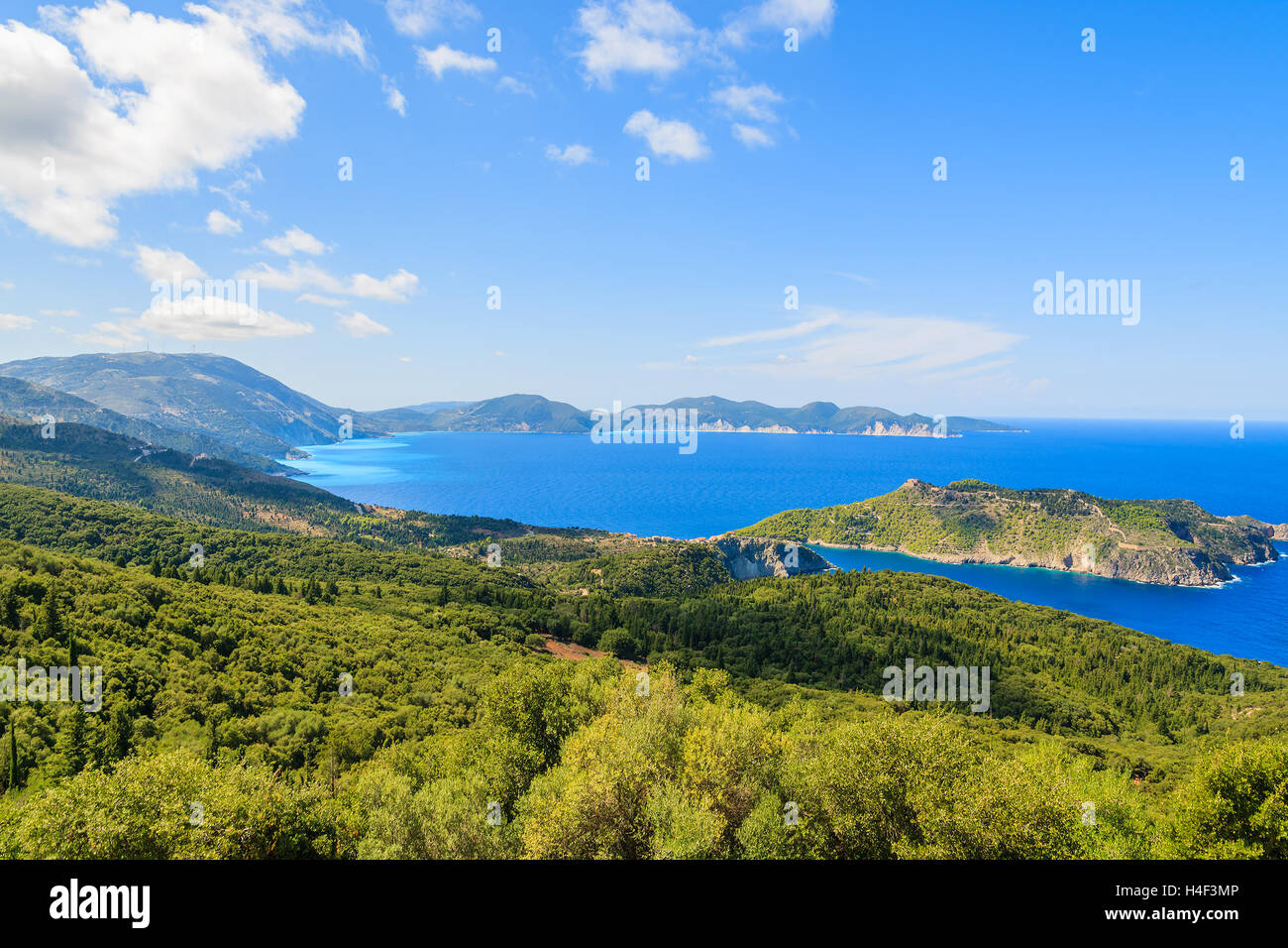 Bleu de la mer et les montagnes sur la côte de l'île de Céphalonie, près de la ville d'Assos, Grèce Banque D'Images