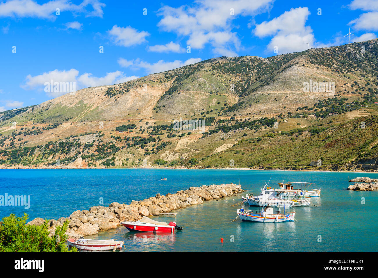 Bateaux de pêche typiquement grec dans la baie de la mer contre montagne à Zola port, l'île de Céphalonie, Grèce Banque D'Images