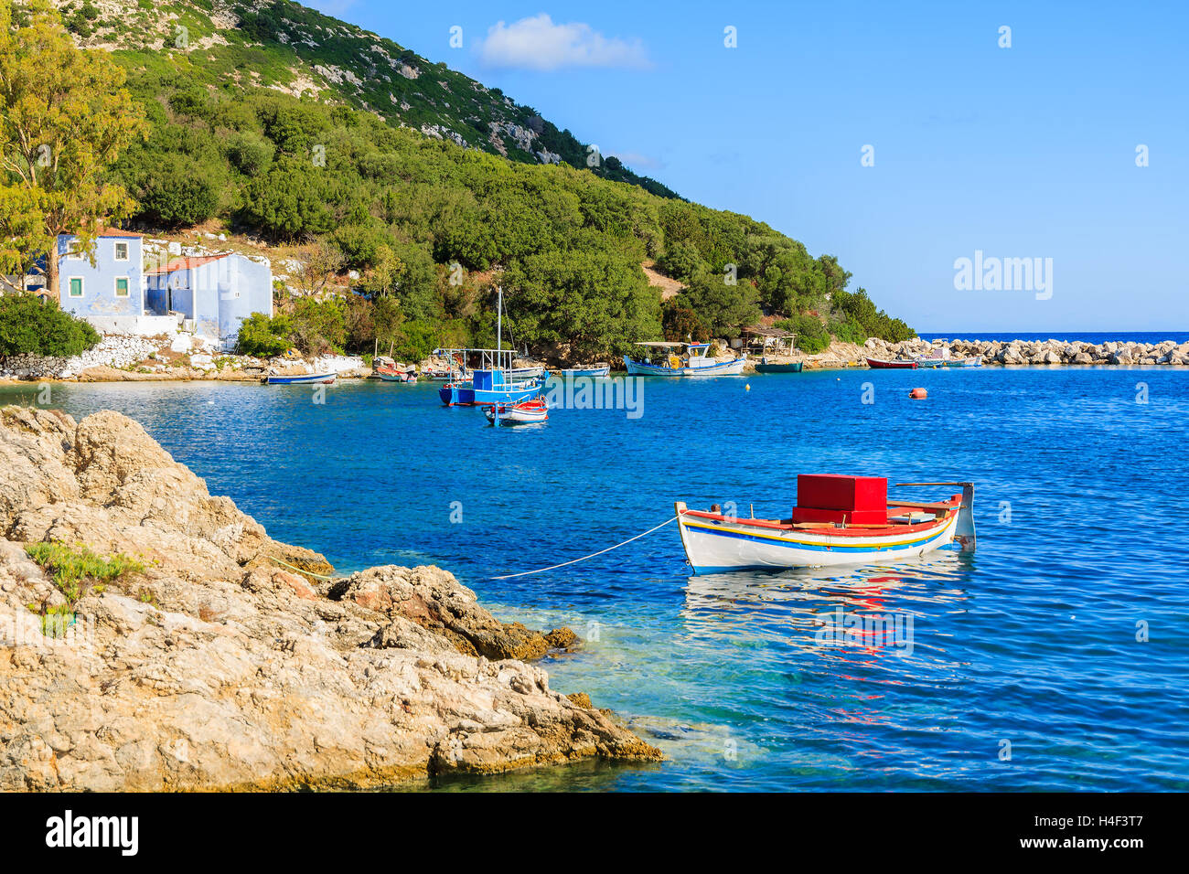 Bateaux de pêche sur la mer bleu dans paysage de montagnes de l'île de Céphalonie, Grèce Banque D'Images