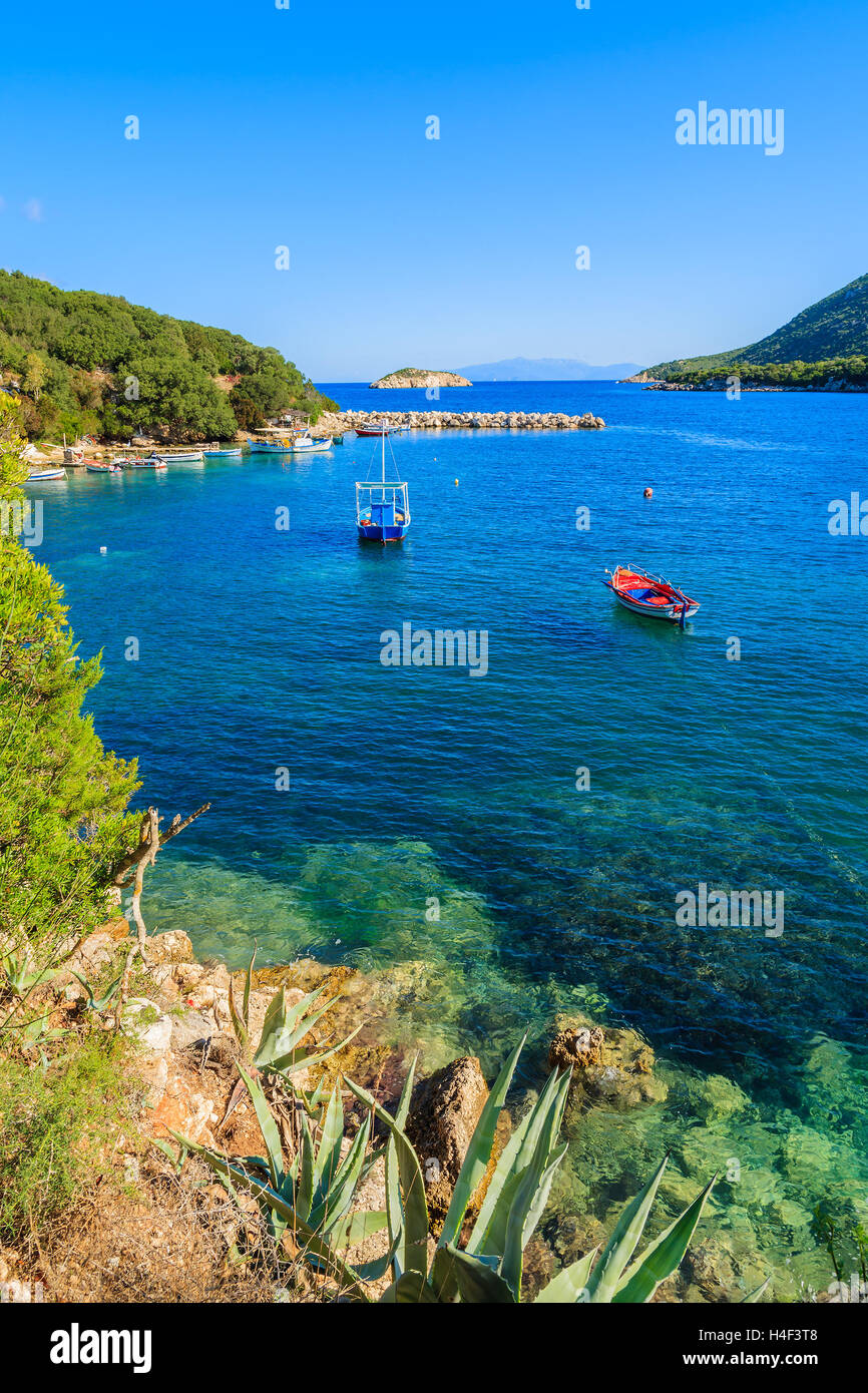 Bateaux de pêche sur la mer bleu dans paysage de montagnes de l'île de Céphalonie, Grèce Banque D'Images