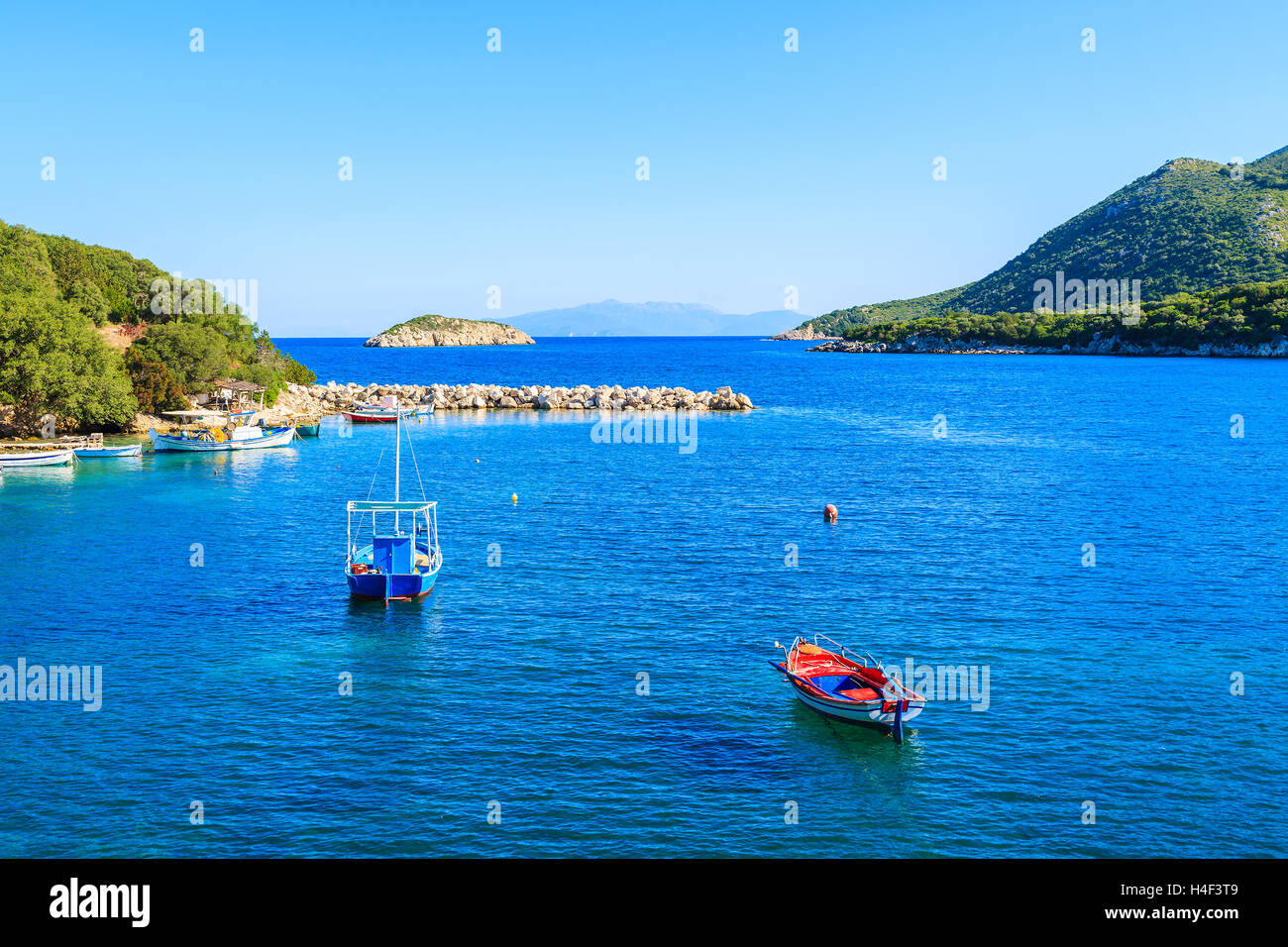 Bateaux de pêche colorés au bleu de la mer, l'île de Céphalonie, Grèce Banque D'Images
