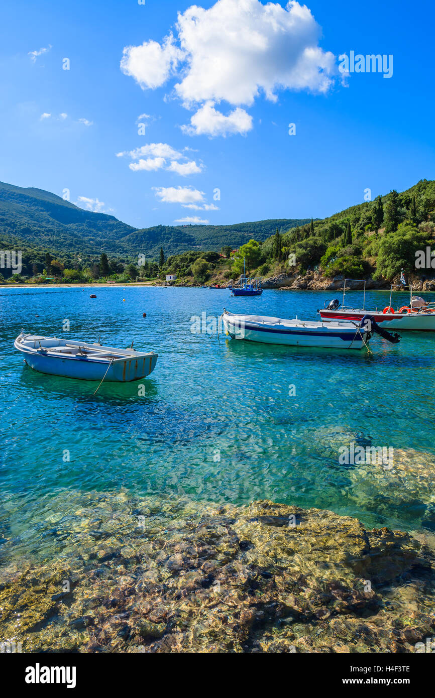 Bateaux de pêche sur la mer turquoise en paysage de montagne de l'île de Céphalonie, Grèce Banque D'Images