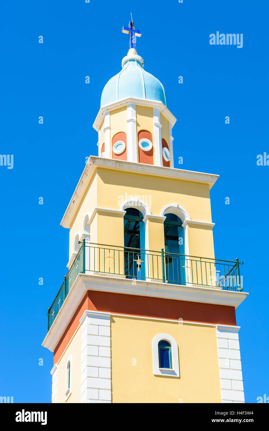 Clocher de l'église contre le ciel bleu sur l'île de Céphalonie, Grèce Banque D'Images