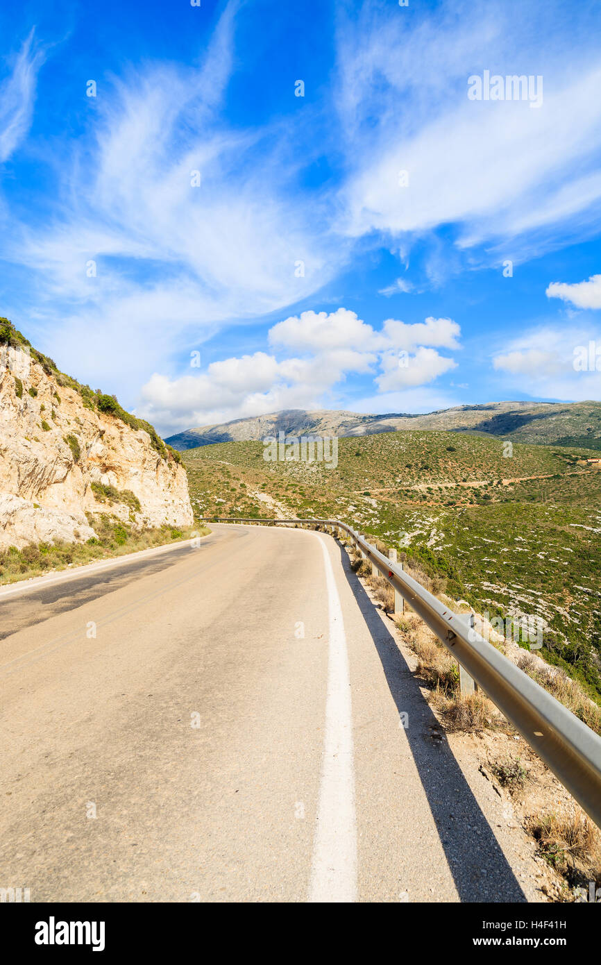 Route côtière panoramique dans paysage de montagnes de l'île de Céphalonie, Grèce Banque D'Images