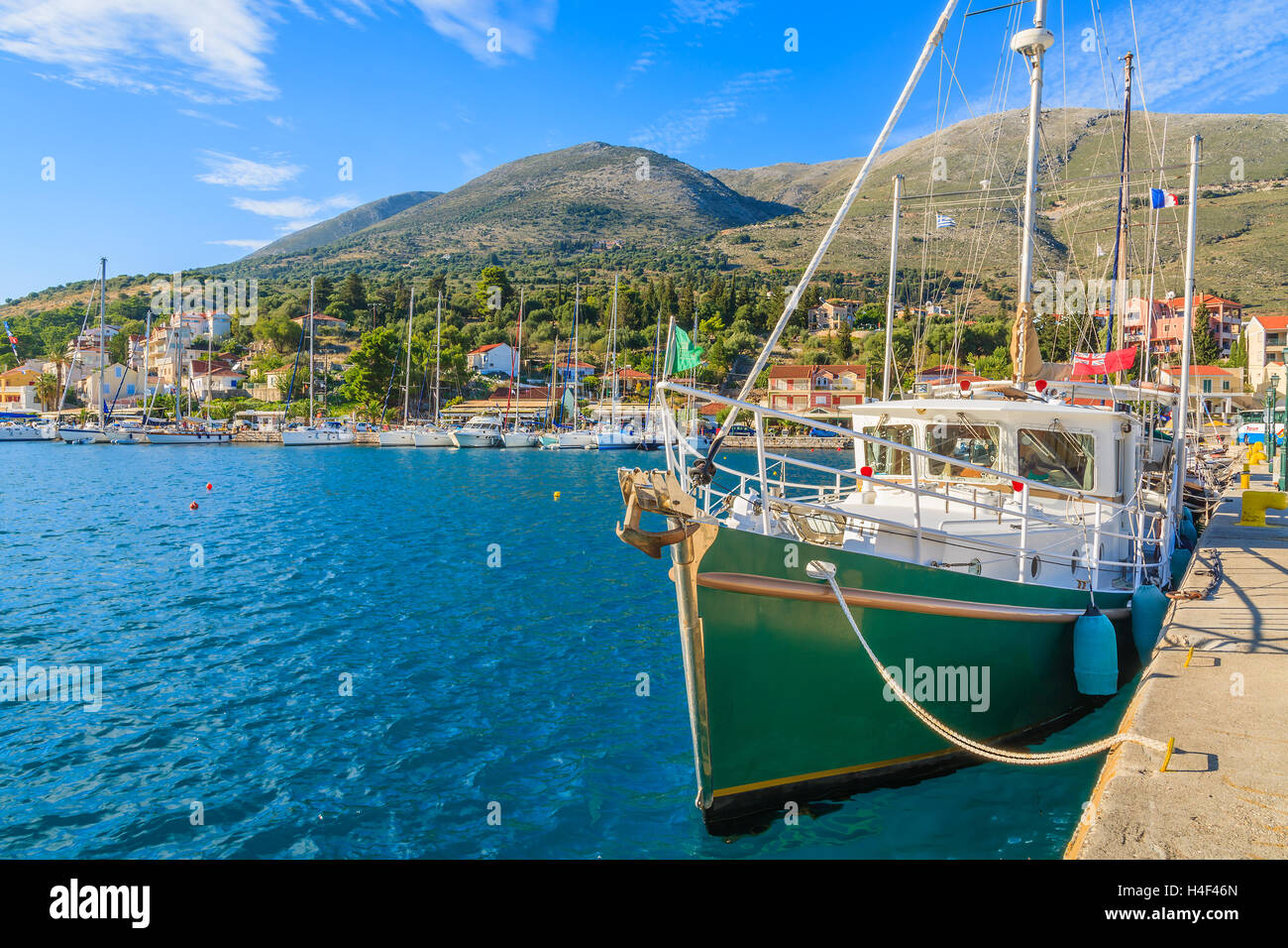 PORT D'AGIA EFIMIA, l'île de Céphalonie, Grèce - Sep 18, 2014 : amarrage bateau à voile traditionnel au port d'Agia Efimia. Ce village côtier est très populaire parmi les touristes en naviguant entre les îles grecques. Banque D'Images