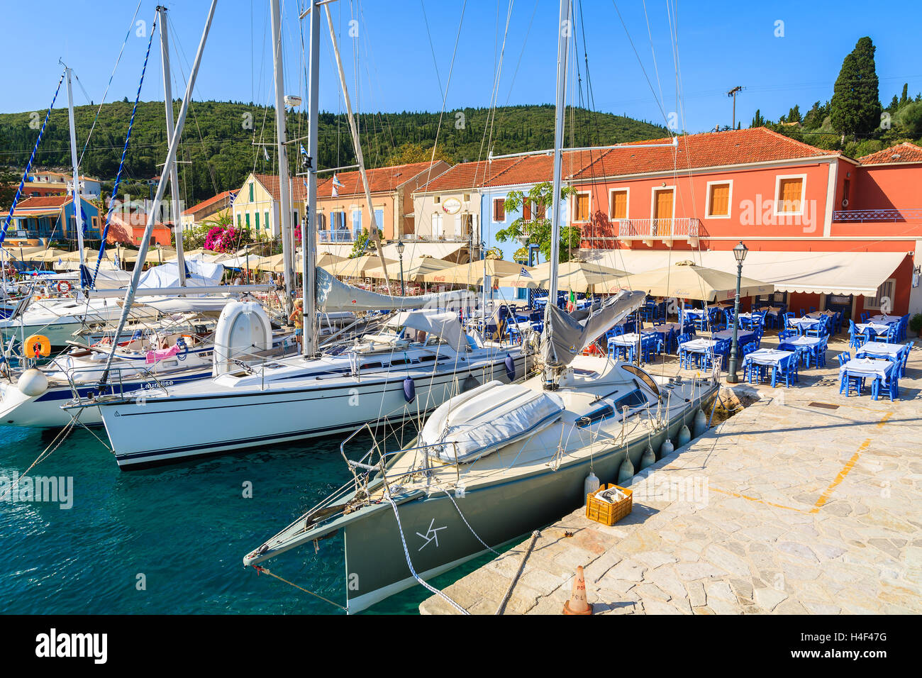 PORT DE FISKARDO, l'île de Céphalonie, Grèce - Sep 19, 2014 : Yacht Bateaux à Fiskardo village de pêcheurs aux maisons colorées. Fiskardo est le plus visité de destination touristique sur l'île. Banque D'Images