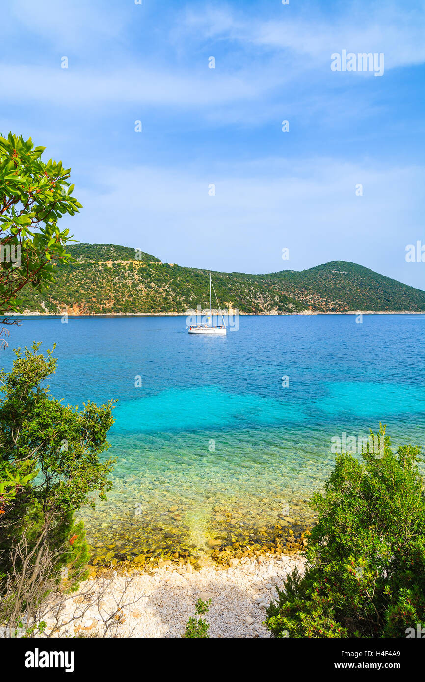 Location de bateau en superbe baie avec plage d'Antisamos sur l'île de Céphalonie, Grèce Banque D'Images