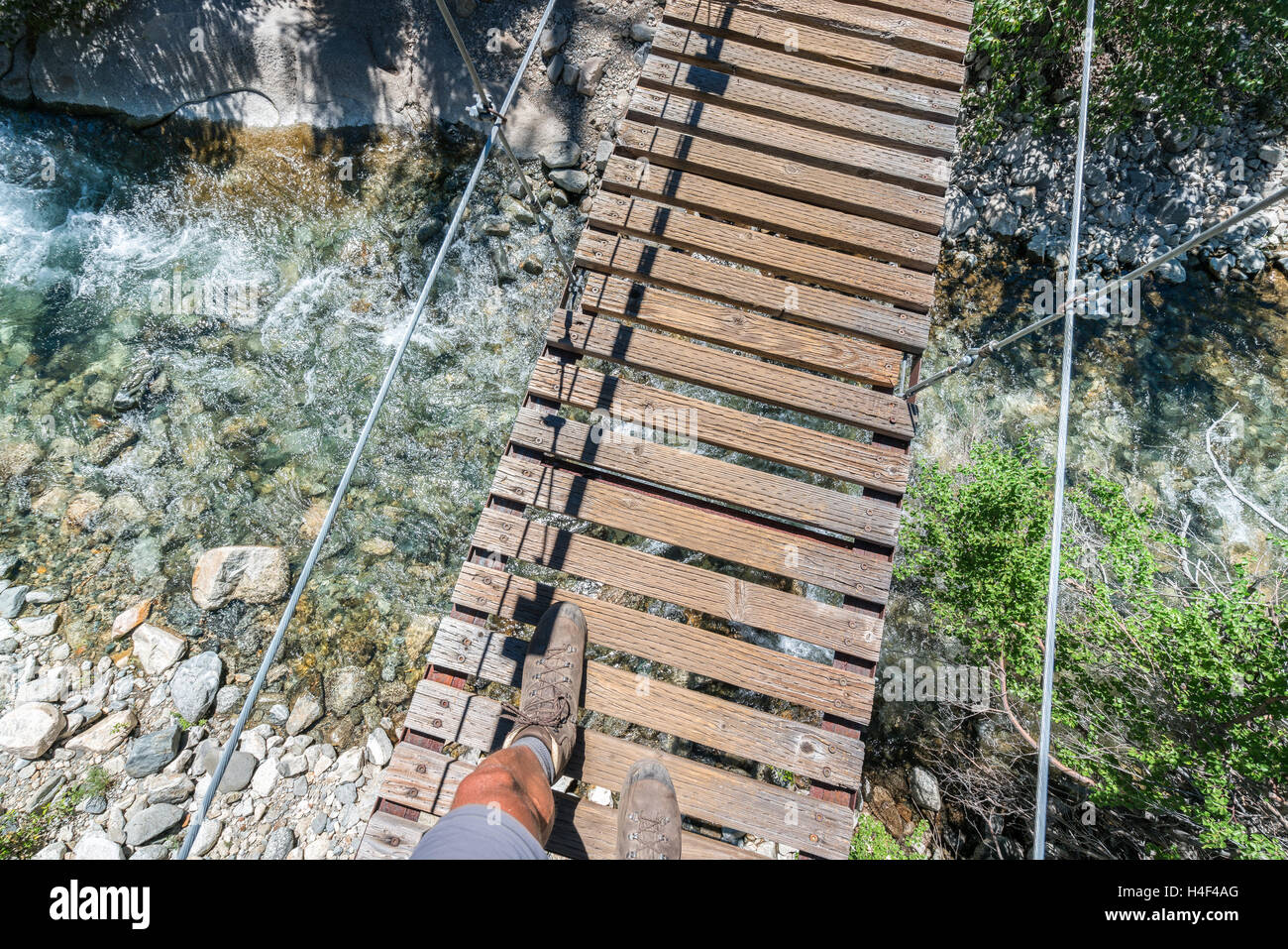 Pont suspendu sur le John Muir Trail, la Sierra Nevada, en Californie, États-Unis d'Amérique, Amérique du Nord Banque D'Images