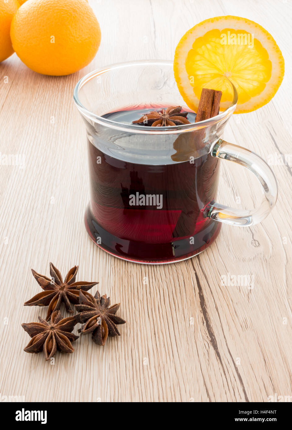 Verre de vin chaud, les oranges et les étoiles d'anis Banque D'Images Verre de vin chaud, les oranges et les étoiles d'anis Banque D'Images