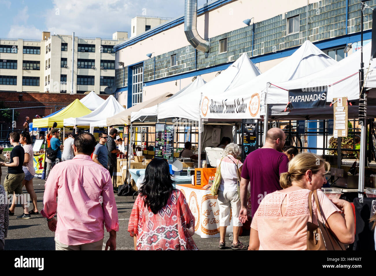 New York City,NY NYC,Queens,long Island City,LIC Flea & Food,marché extérieur,vendeurs,stands,stands,shopping shoppers shopping magasins marchés Banque D'Images