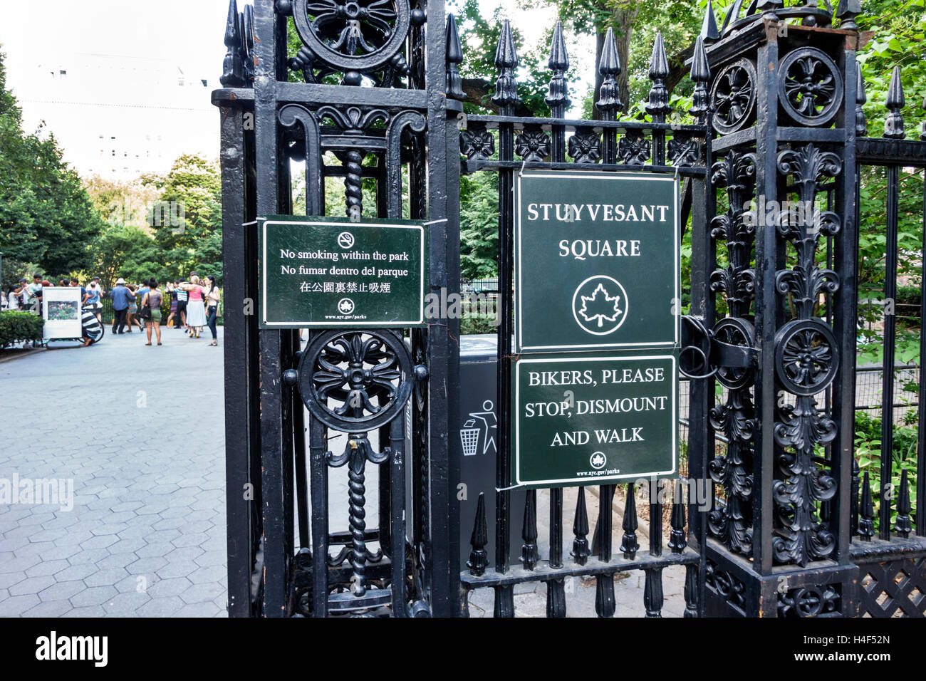 New York City, NY NYC, Manhattan, Stuyvesant Square, parc public, porte en fer forgé, règles du parc, non fumeur, vélos à pied, visite touristique Banque D'Images