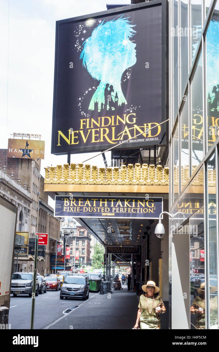 New York City,NY NYC,Manhattan,Midtown,Broadway,quartier des théâtres,trouver Neverland,Lunt-Fontanne Theatre,musical,marquee,avant,entrée,visiteurs trave Banque D'Images