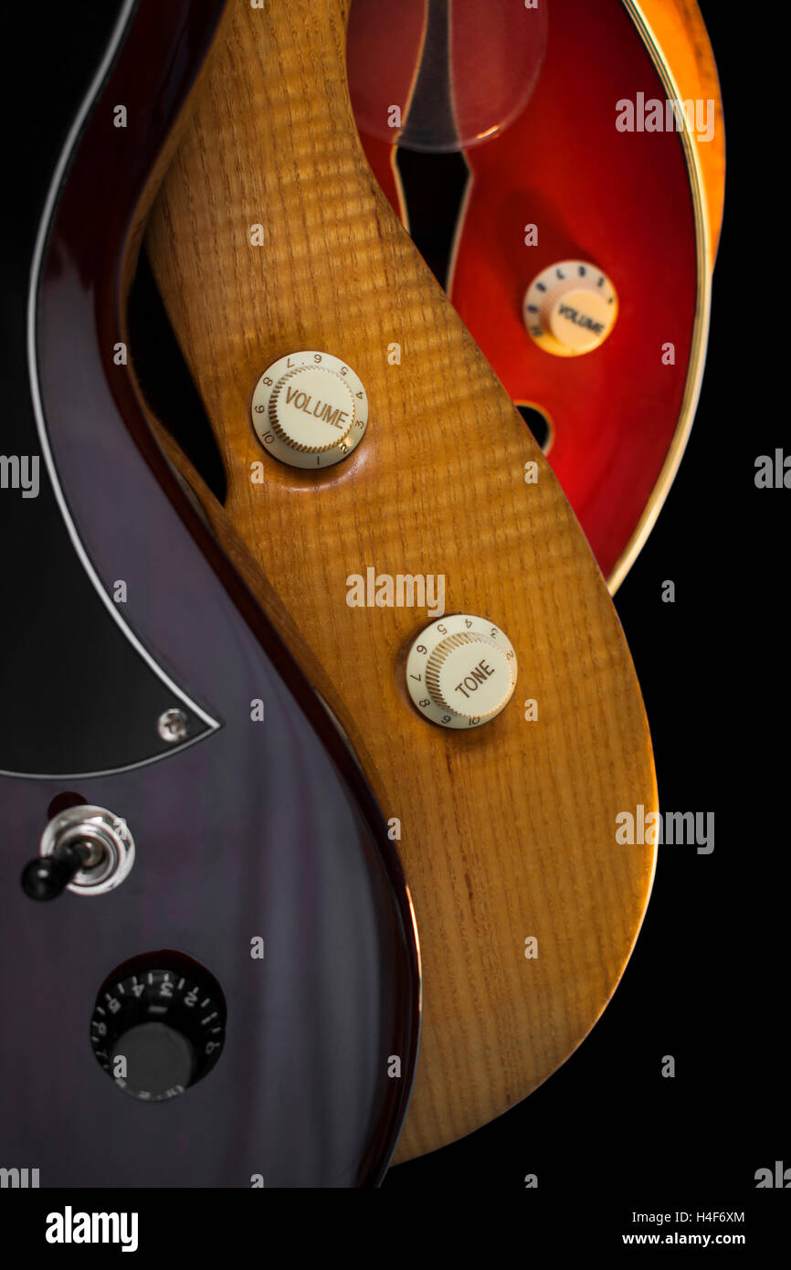 Vue de près des boutons de contrôle sur différentes guitares sur fond gris Banque D'Images