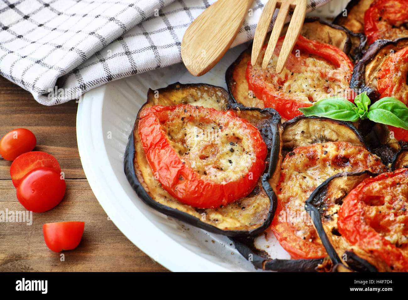 De savoureux repas de Thanksgiving, aubergine grillée avec tomates et fromage sur la plaque sur une table en bois, de délicieux plats faits maison Banque D'Images