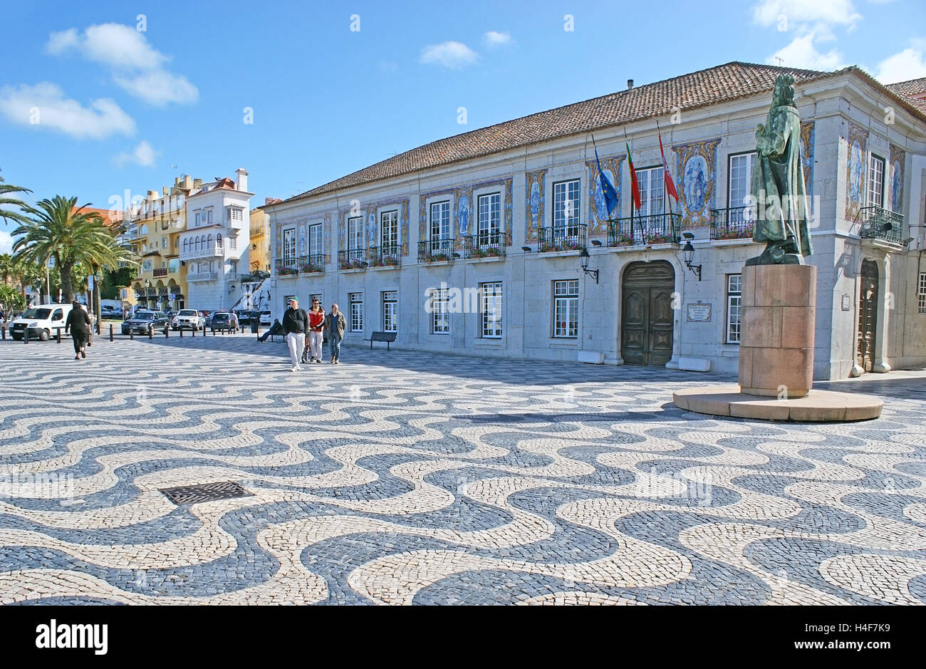 La Camara Municipal (Mairie) décorées d'azulejos (carreaux portugais), situé sur la place avec pavage traditionnel Outubro Banque D'Images