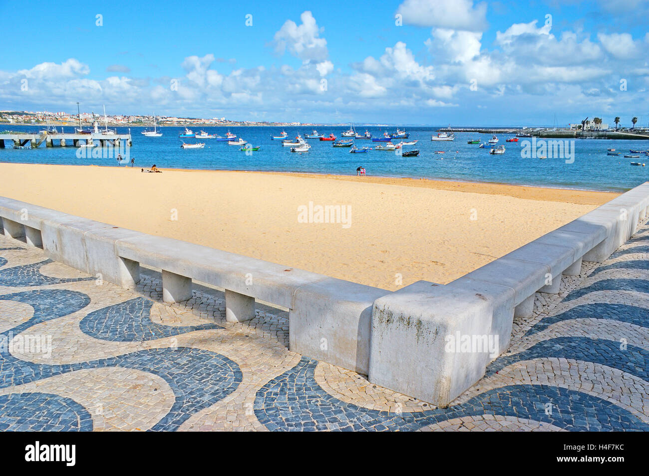 La promenade le long de la plage de Ribeira couverts avec le pavé traditionnel portugais, en imitant le modèle des vagues Banque D'Images