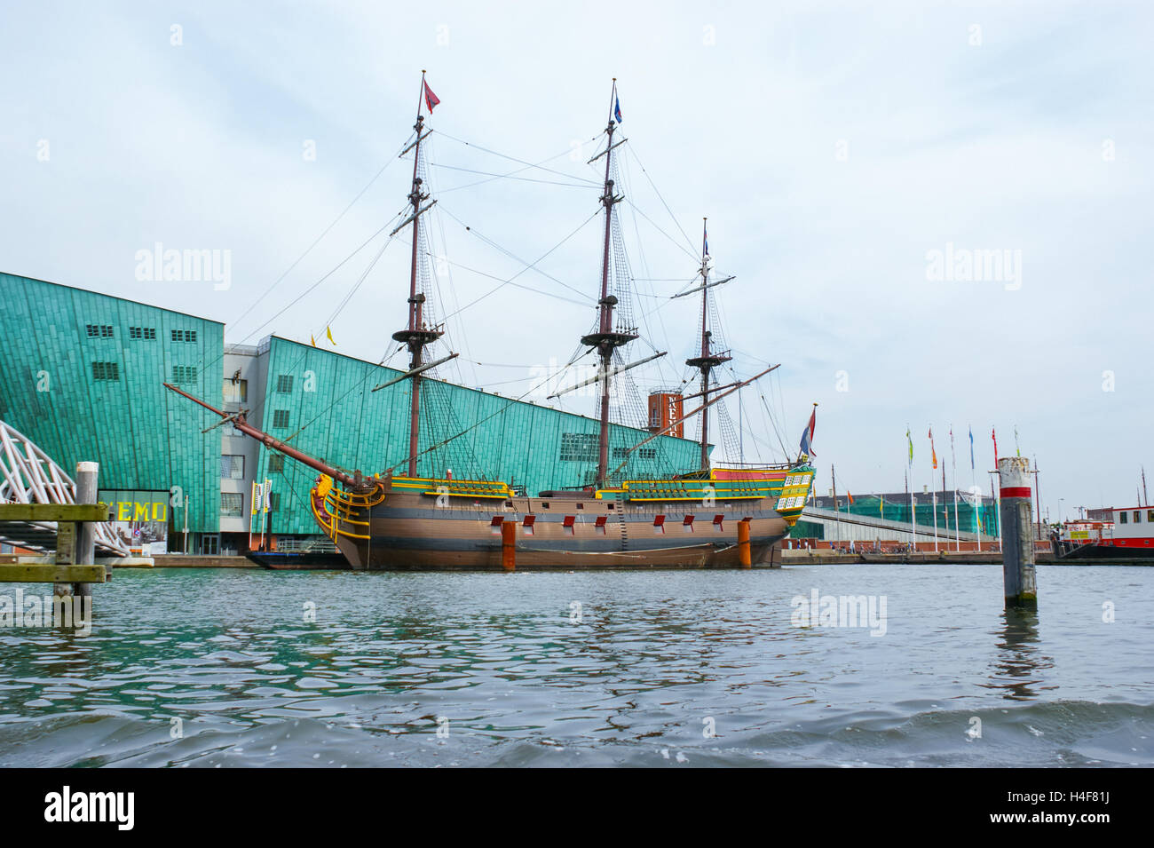 Le navire de la réplique d'Amsterdam en face de la Science Center Nemo Banque D'Images