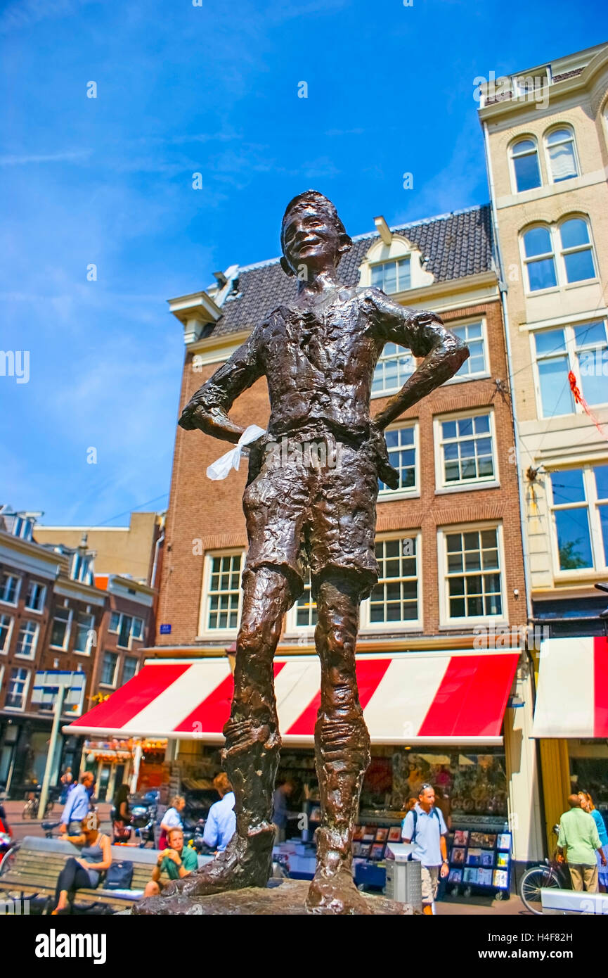 La petite statue d'un garçon 'Het Lieverdje' sur la place Spui, symbolise la jeunesse d'Amsterdam Banque D'Images