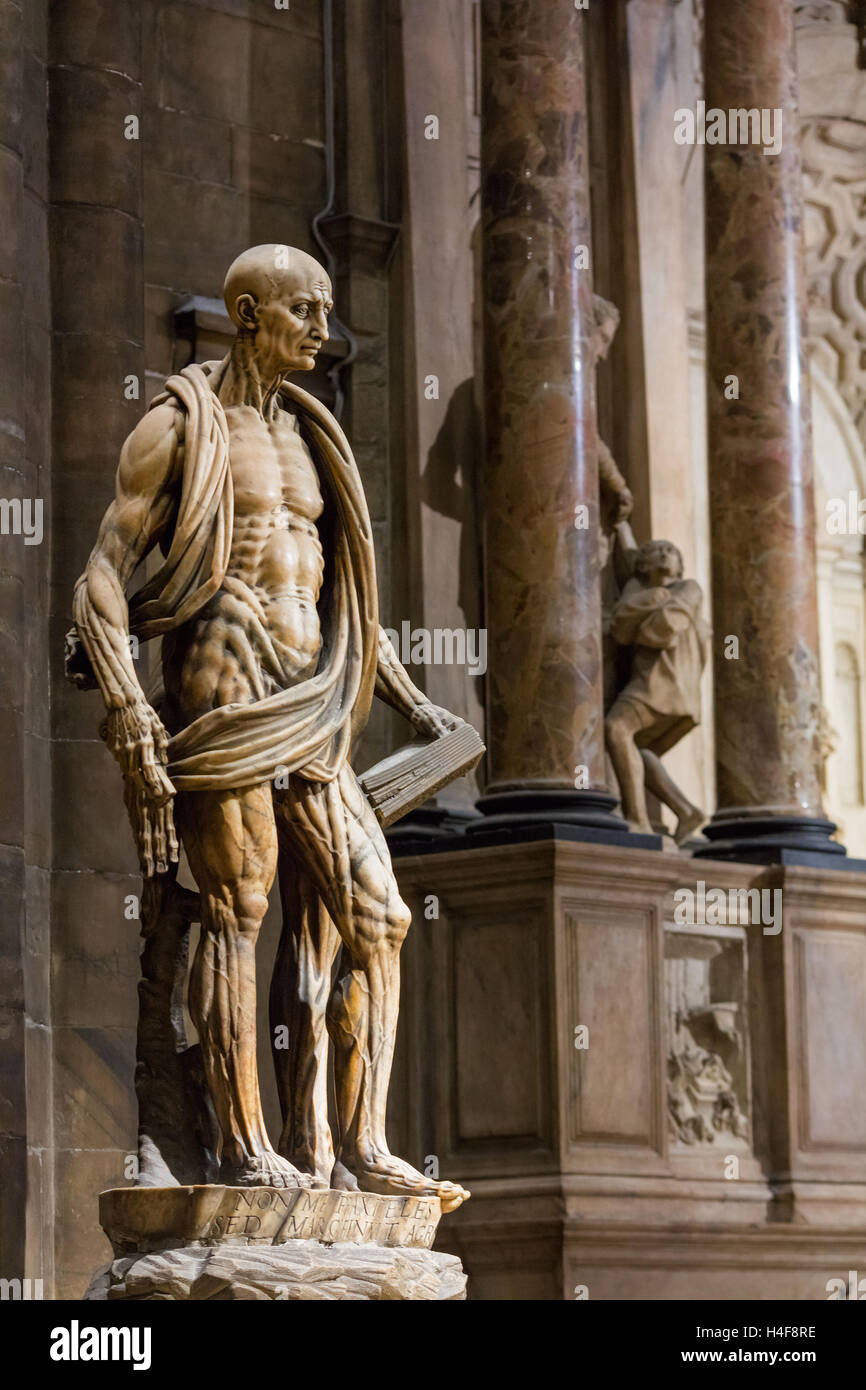 Cathédrale, Cathédrale, Saint Batholomew statue, Milan, Lombardie, Italie Banque D'Images
