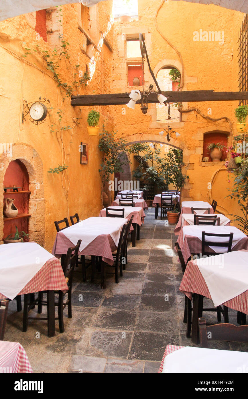 Restaurant dans la cour à La Canée, Crète, Grèce Banque D'Images