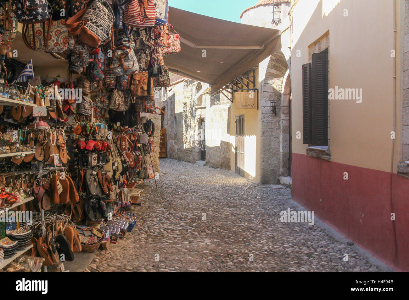 Street dans la vieille ville de Rhodes, avec une boutique de souvenirs Banque D'Images