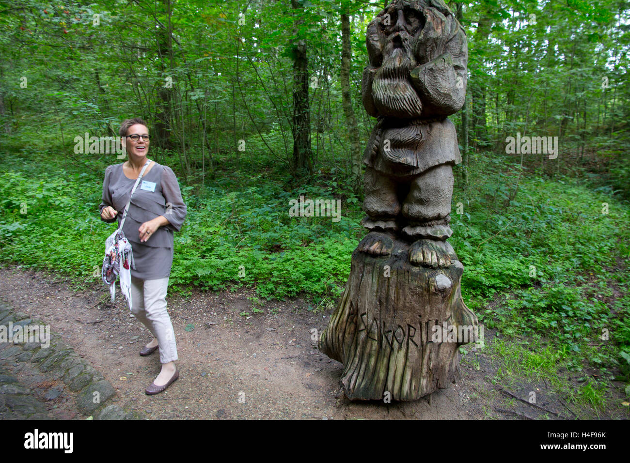 Un guide local conduit les visiteurs dans une visite de la Colline des Sorcières, site d'un assemblage de plus de 80 mâts-comme des sculptures. Banque D'Images