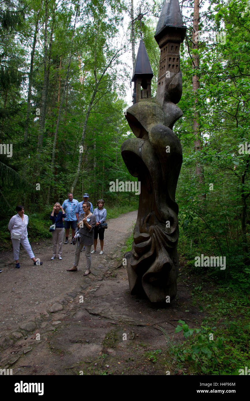 Un guide local conduit les visiteurs dans une visite de la Colline des Sorcières, site d'un assemblage de plus de 80 mâts-comme des sculptures. Banque D'Images