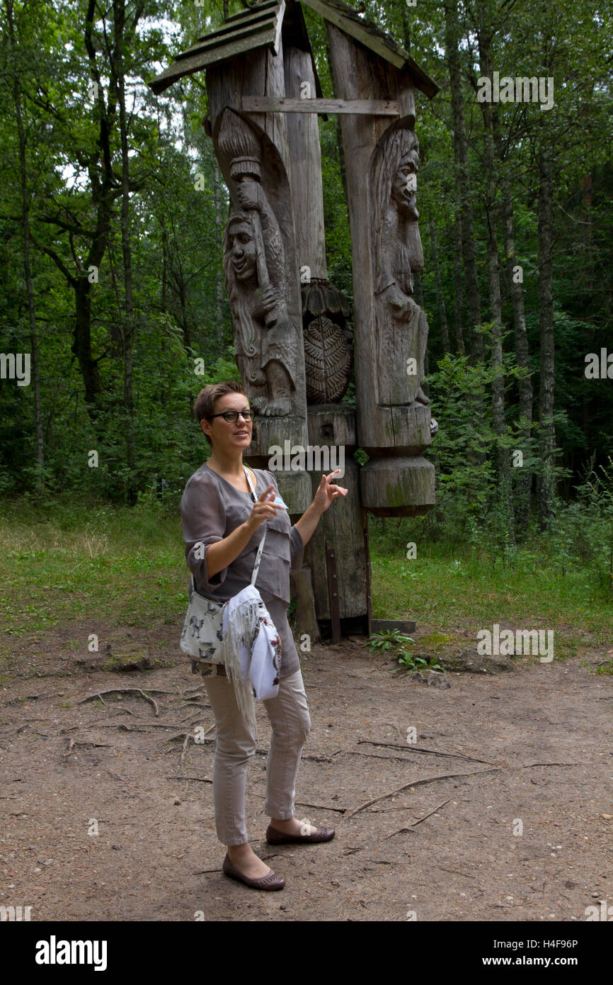 Un guide local conduit les visiteurs dans une visite de la Colline des Sorcières, site d'un assemblage de plus de 80 mâts-comme des sculptures. Banque D'Images