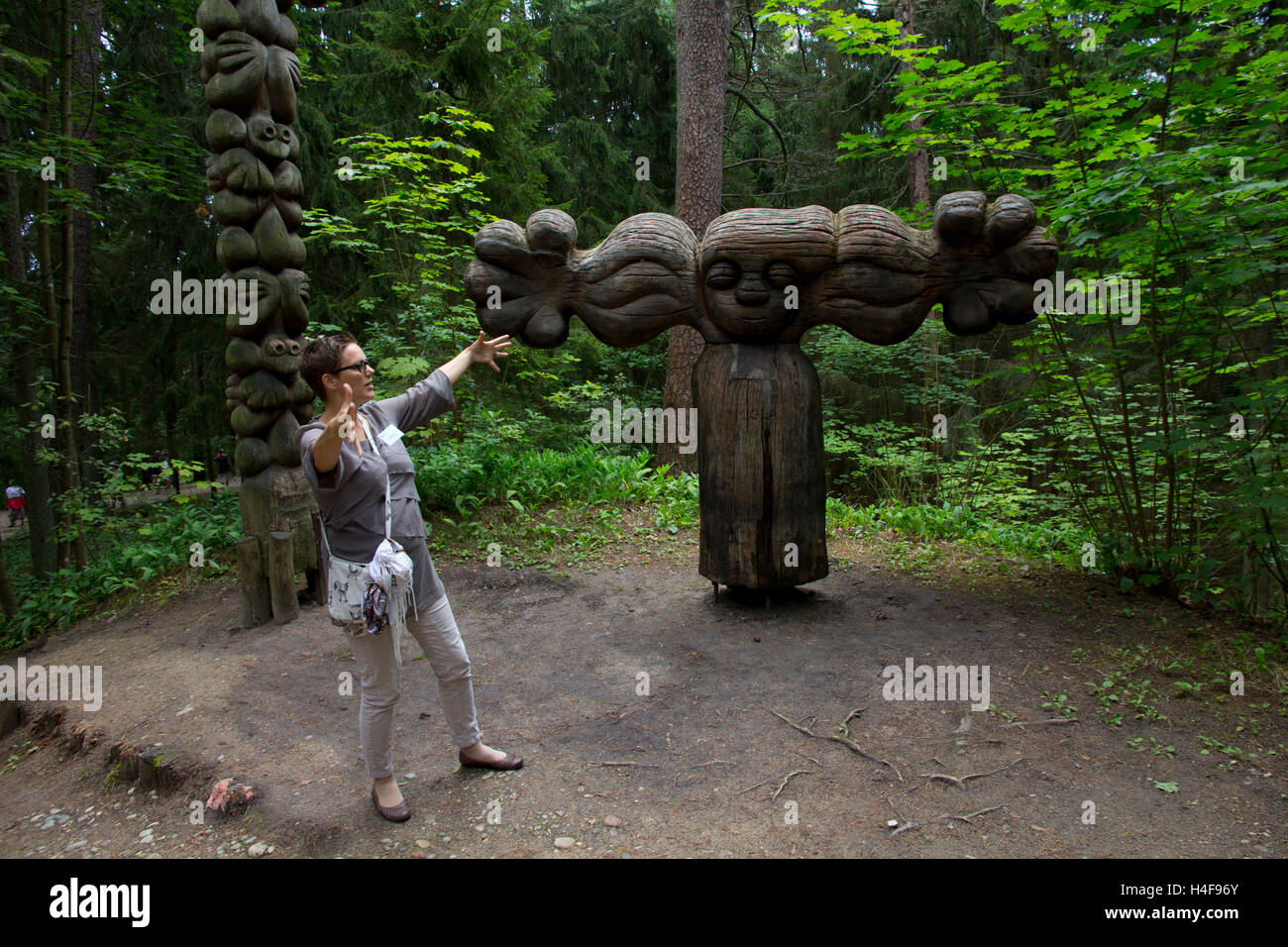 Un guide local conduit les visiteurs dans une visite de la Colline des Sorcières, site d'un assemblage de plus de 80 mâts-comme des sculptures. Banque D'Images